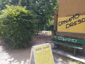 Sitzecke neben der Eisdiele