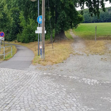 Hier zur Burg dem rechten Weg folgen