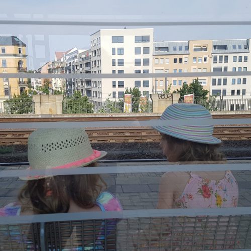 Warten auf den Zug am Bahnhof Mitte